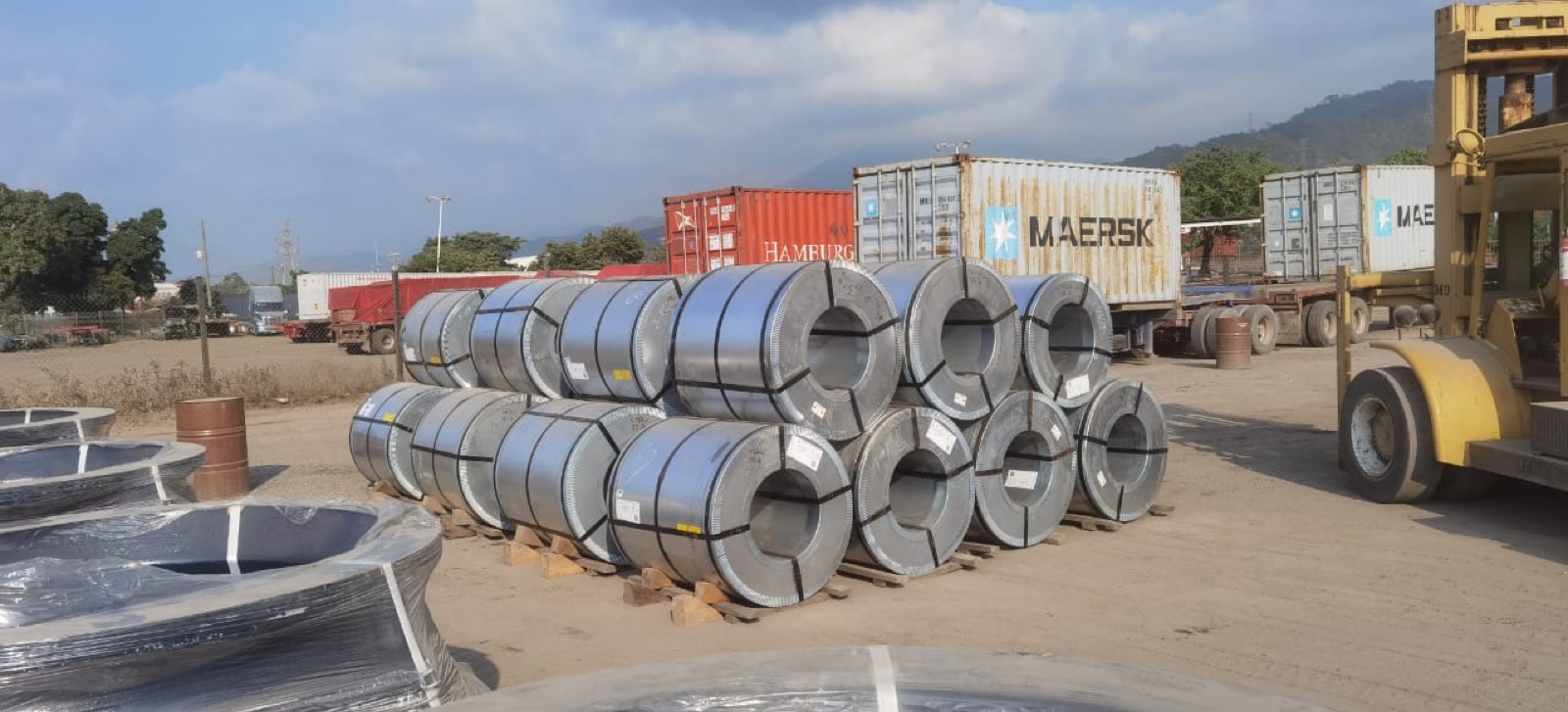 Rollos de acero preparados para maniobra logística
