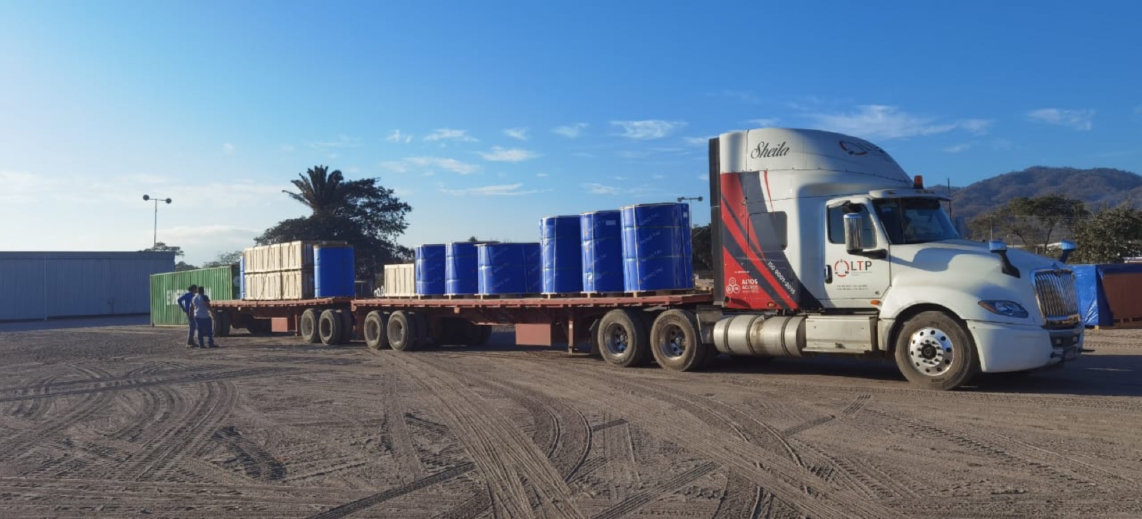 Tractocamión con plataforma cargada