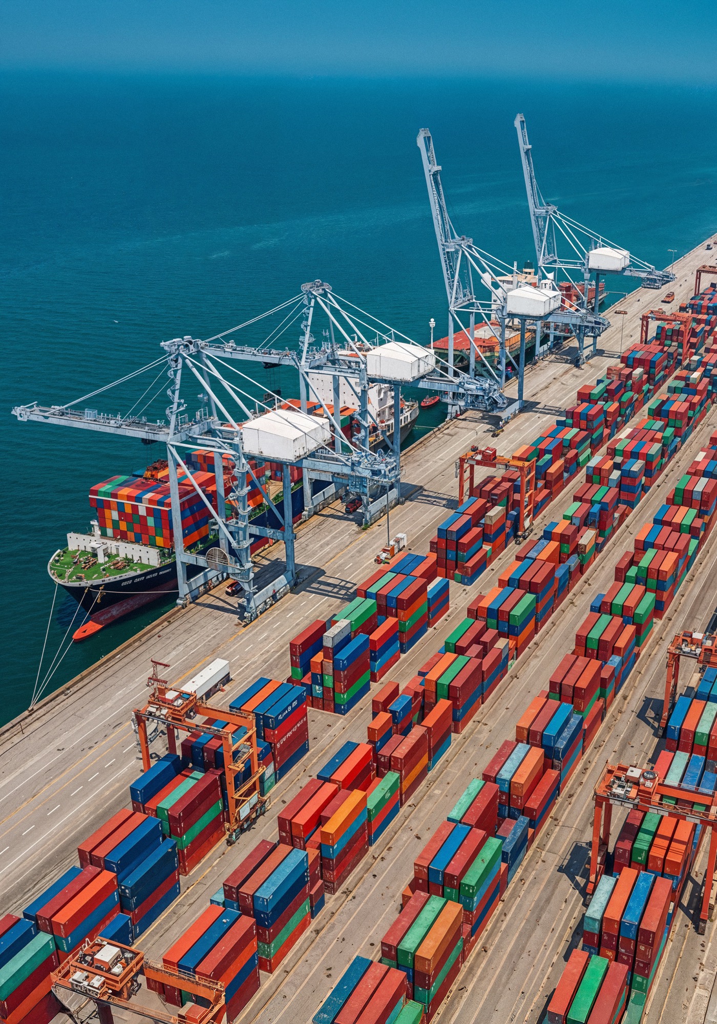 Terminal portuaria con contenedores, punto de origen de operaciones terrestres