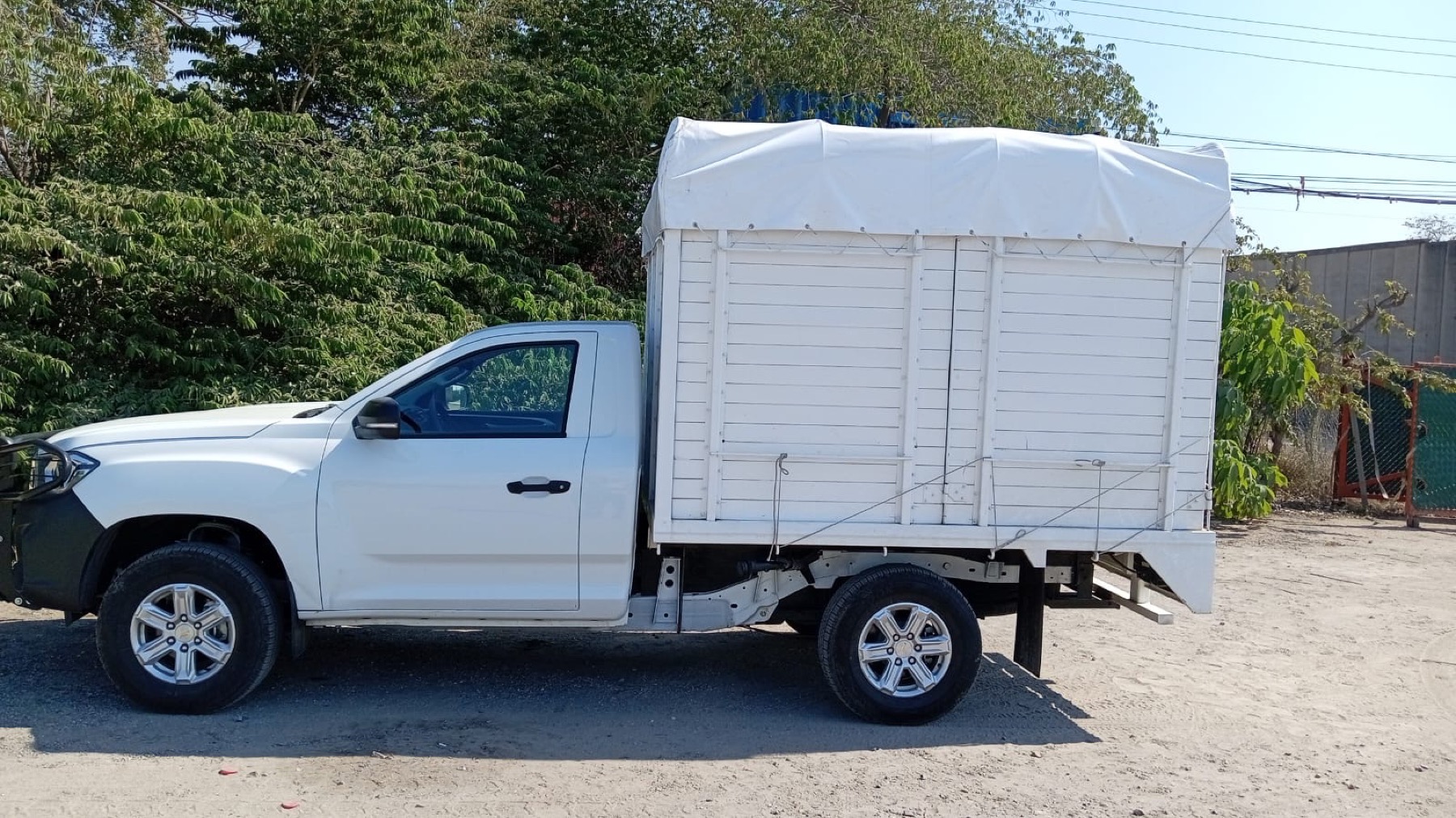 Chevrolet S10 con caja para servicio de carga dedicada